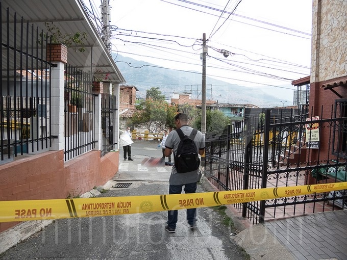 FOTOS Y VIDEOS: Se bajó de un carro por el barrio Girardot y de inmediato recibió varios impactos por arma de fuego 6 barrio Girardot y de inmediato recibi%C3%B3 varios impactos por arma de fuego 1704