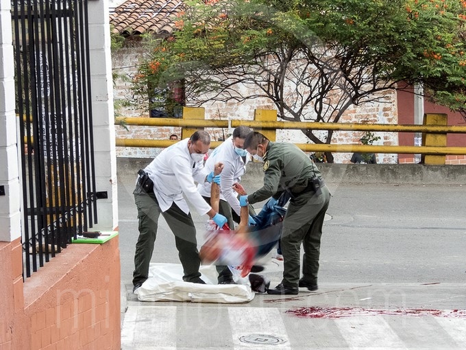 FOTOS Y VIDEOS: Se bajó de un carro por el barrio Girardot y de inmediato recibió varios impactos por arma de fuego 7 barrio Girardot y de inmediato recibi%C3%B3 varios impactos por arma de fuego 1708