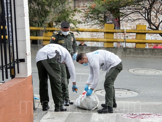 FOTOS Y VIDEOS: Se bajó de un carro por el barrio Girardot y de inmediato recibió varios impactos por arma de fuego 8 barrio Girardot y de inmediato recibi%C3%B3 varios impactos por arma de fuego 1713