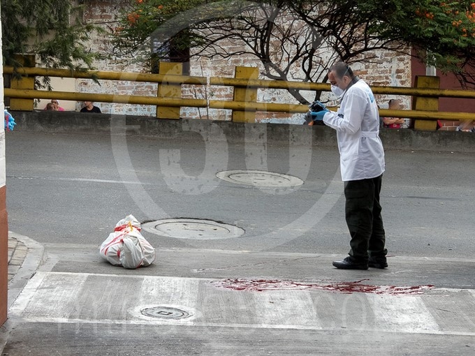 FOTOS Y VIDEOS: Se bajó de un carro por el barrio Girardot y de inmediato recibió varios impactos por arma de fuego 9 barrio Girardot y de inmediato recibi%C3%B3 varios impactos por arma de fuego 1714