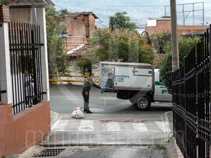 FOTOS Y VIDEOS: Se bajó de un carro por el barrio Girardot y de inmediato recibió varios impactos por arma de fuego 10 barrio Girardot y de inmediato recibi%C3%B3 varios impactos por arma de fuego 1715