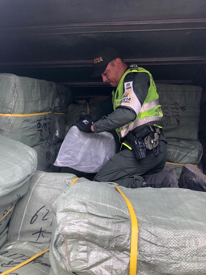 FOTOS: Más de mil bolsos de contrabando fueron decomisados en vía del Valle del Cauca 3 Más de mil bolsos de contrabando fueron decomisados en vía del Valle del Cauca
