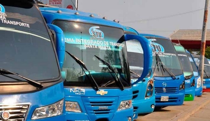 Vídeo. Mujer le da tremenda ‘satisfacción’ a un hombre en un bus en Santa Marta