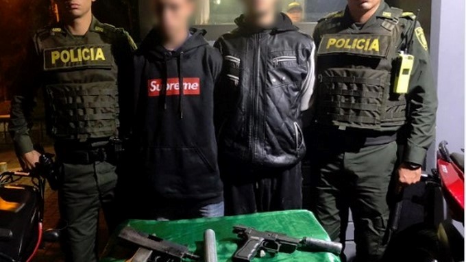 Los cogieron cuando andaban en una moto con dos armas de fuego por la Comuna 13 1 capturado comuna13