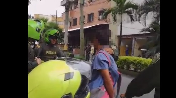 EN VIDEO: Lo cogieron robando en el mismo lugar donde le dieron de comer 1 capturado24