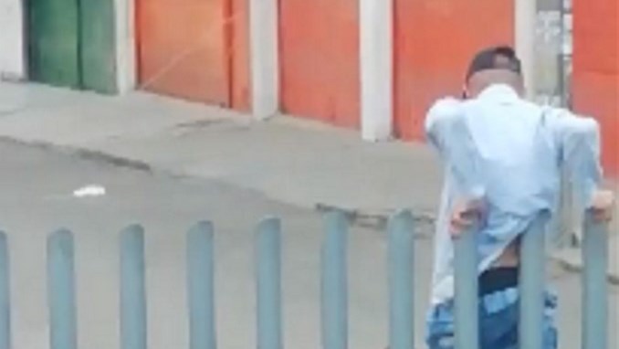 Joven intentó colarse en el Transmilenio y quedó atascado en uno de los tubos