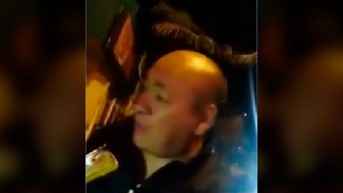 "Usted no sabe quién soy yo". Así reaccionó fiscal en Bogotá cuando lo pillaron orinando en la calle