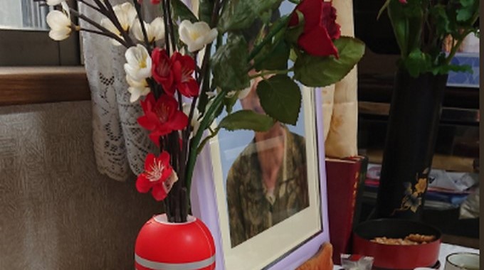 FOTO: Utiliza el juguete sexual de su nieto para decorar el altar con las cenizas de su esposa