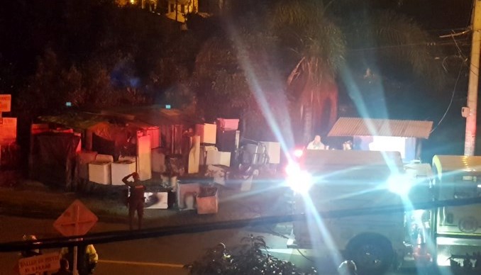 Incendio consumió una caseta con electrodomésticos en el Doce de Octubre, Medellín
