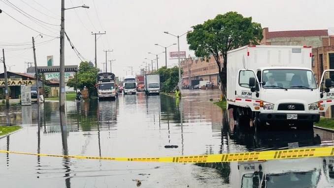 FOTOS: Inundaciones en calles de Puente Aranda. Se rebosó el canal San Francisco