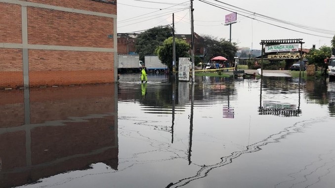 Inundaciones en calles de Puente Aranda, en Bogotá. Se rebosó el canal San Francisco