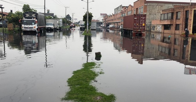 Inundaciones en calles de Puente Aranda, en Bogotá. Se rebosó el canal San Francisco