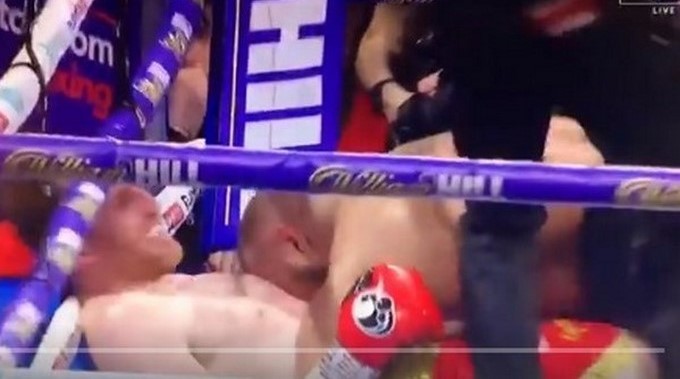 VIDEO: ¡Qué dolor! Boxeador enfurecido mordió a su contrincante tras ir perdiendo y descalificaron 1 lo muerde