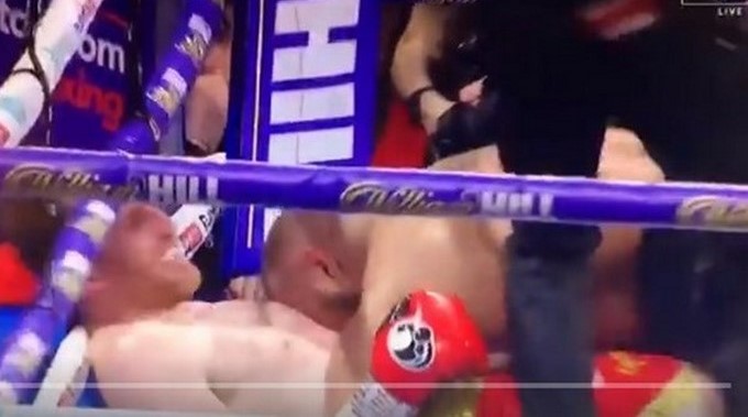 VIDEO: ¡Qué dolor! Boxeador enfurecido mordió a su contrincante tras ir perdiendo y descalificaron