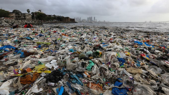 La cumbre medioambiental logra un acuerdo sobre el plástico y la contaminación marina