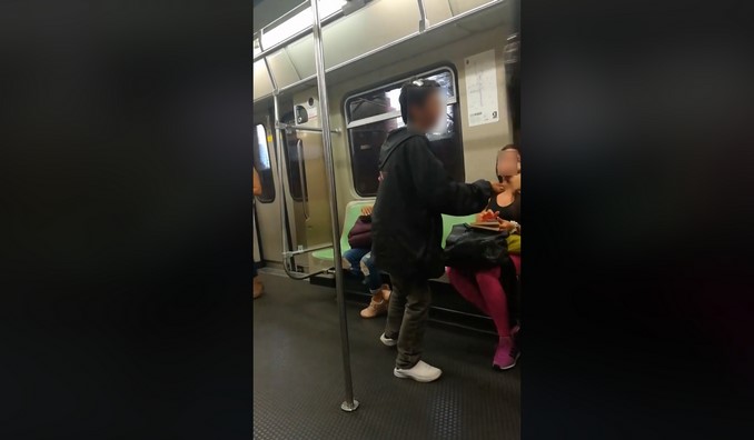 Una señora pidiendo monedas abre el debate de la mendicidad en el Metro