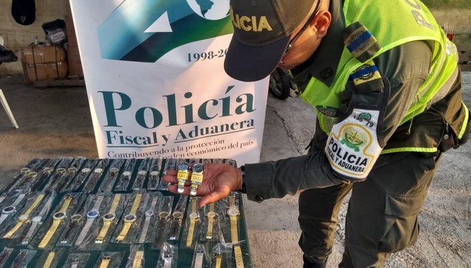VIDEO: Al interior de cabinas de sonido las autoridades hallaron cigarrillos de contrabando 4 Al interior de cabinas de sonido las autoridades hallaron cigarrillos de contrabando en Santa Marta