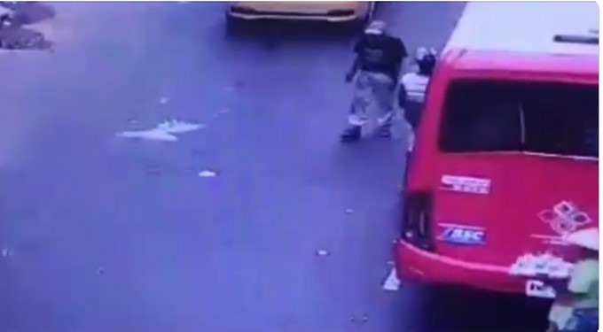 Video. Ratero de celulares pensó que había 'coronado', pero no contaba con las cámaras 3 robo celular centro Copiar