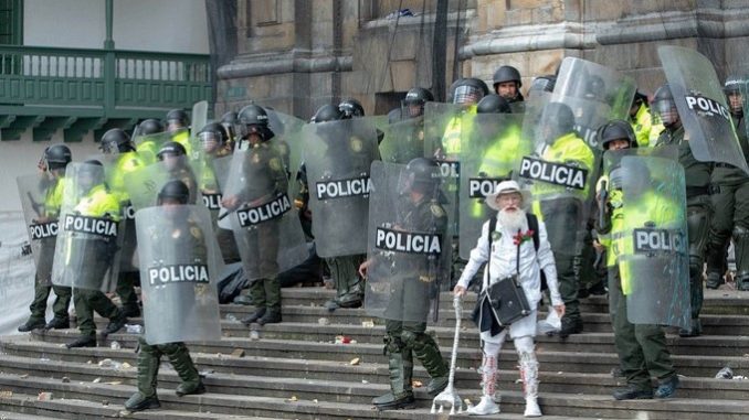 Adulto-mayor-frente-a-la-Policia-en-Bogota-Copiar
