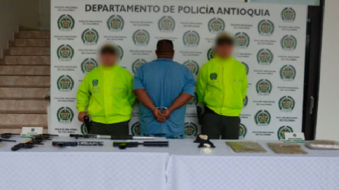 Cabecilla del Clan del Golfo se escondía a pocos metros de la cárcel de Itagüí y fue capturado con 11 armas y 170 cartuchos 1 Alias El Oso capturado por la Policia de Antioquia