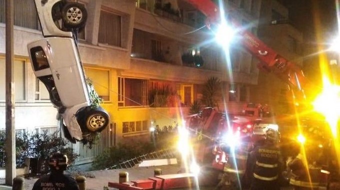 Colgada quedó una camioneta con todo y ocupantes en Bogotá