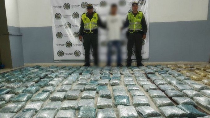FOTO: Lo cogieron en Bello con 276 paquetes de marihuana del grupo delincuencial 'Pachelly' 1 Capturado con marihuana en Bello Copiar