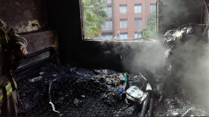 FOTOS: Por culpa de una veladora, se incendió apartamento en El Poblado y asustó a la comunidad
