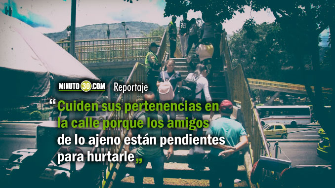 En los puentes de Medellín, la Policía sensibiliza a las personas para combatir el hurto 3 En los puentes de Medellin la Policia sensibiliza a las personas para combatir el hurto