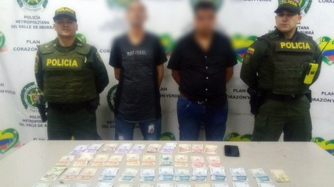 Iban a huir en un bus después de robar $700 mil en efectivo y un celular en Itagüí, y la Policía logró capturarlos 1 Fleteros del municipio de Itagui en Antioquia Copiar