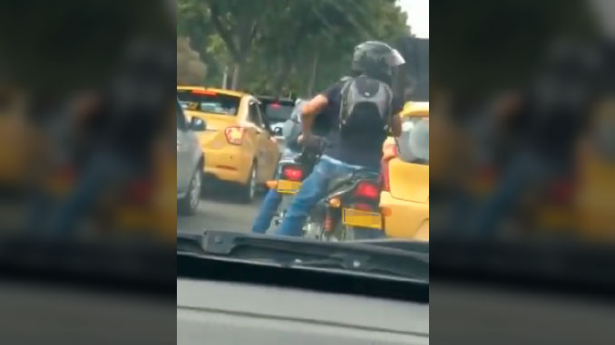 VIDEO: Nuevo caso de fleteo quedó registrado y las autoridades ya están tras la huella de los delincuentes 1 MOTO