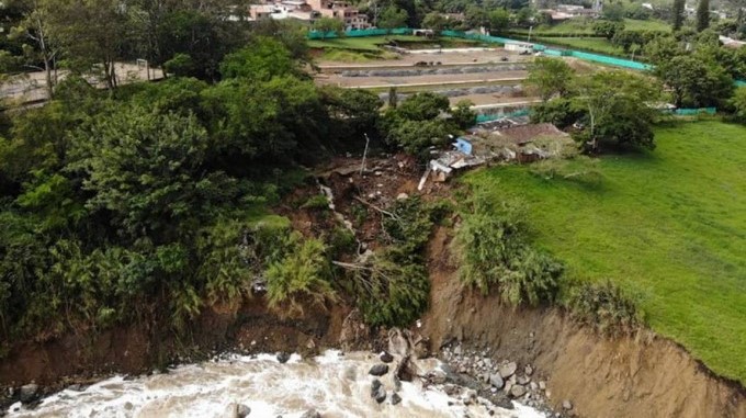 FOTOS: Autoridades departamentales tomarán medidas por deslizamiento que afectó a unas 75 casas en Copacabana