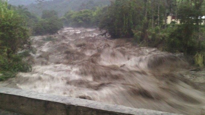 Tres adultos y un menor de edad permanecen desaparecidos tras ser arrastrados por un río en Andes