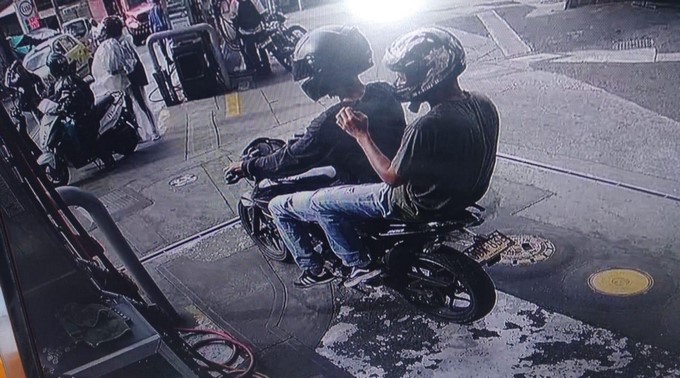 FOTOS: ¡Los tenían fichados! Autoridades capturaron a dos sujetos, uno de ellos menor, que habían sido grabados mientras robaban establecimientos 4 WhatsApp Image 2019 04 07 at 3.18.12 PM