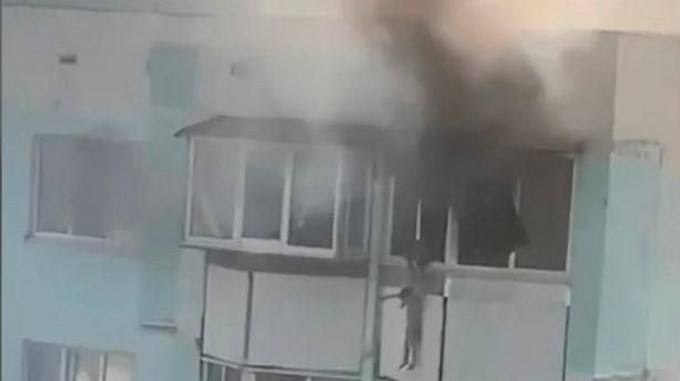 ¡Terrible! Tiró a su hijo de un décimo piso para salvarlo, pero como nadie lo atrapó ella también saltó para morir