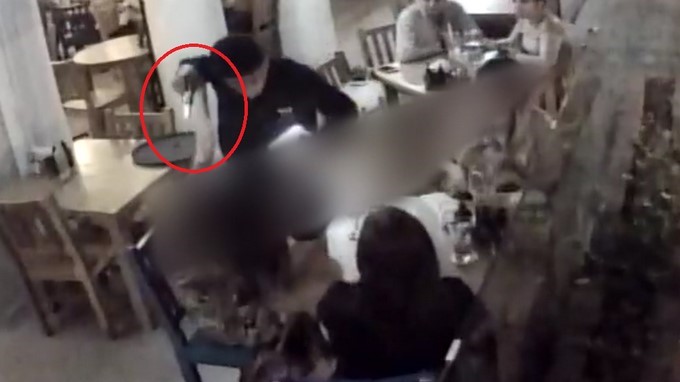 ¡Qué inseguridad! Jovencitas estaban en un restaurante de Laureles y se metieron a robarles los celulares 1 atraco laures
