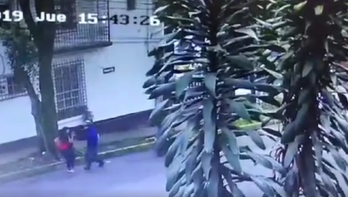 EN VIDEO: ¡Abusivos! Con arma en mano atracaron a una mujer en Prado Centro 1 atraco prado centro