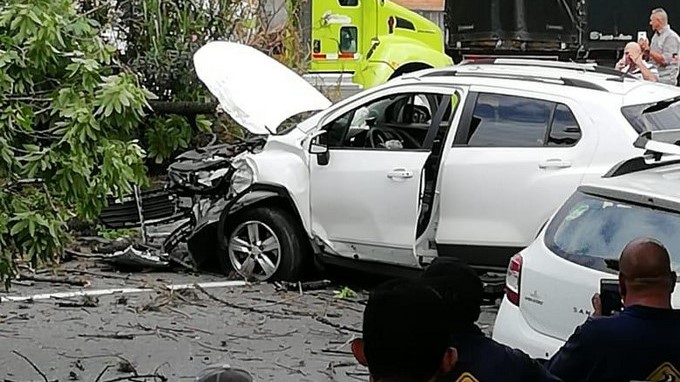 FOTOS Y VIDEO: ¡Que intolerancia! No le dieron vía y le tiró una pera, pero el otro le respondió y le tiró el carro y lo hizo chocar