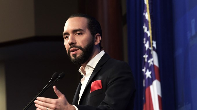 Bukele publicó la foto y nombres de colombianos detenidos en El Salvador en una lancha con droga