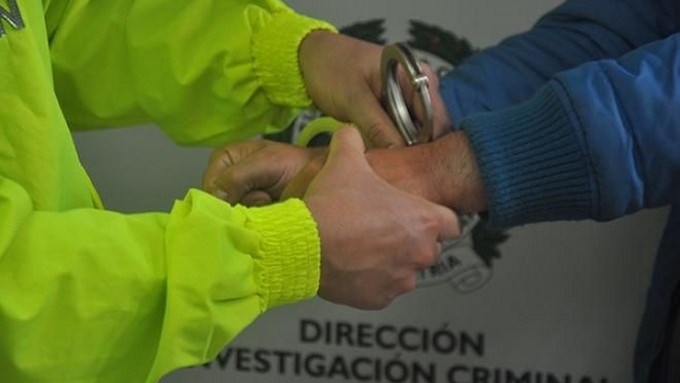 ¡Estaba cargado! Lo cogieron cuando llevaba bazuco, rivotril y marihuana 1 capturado detenido esposado