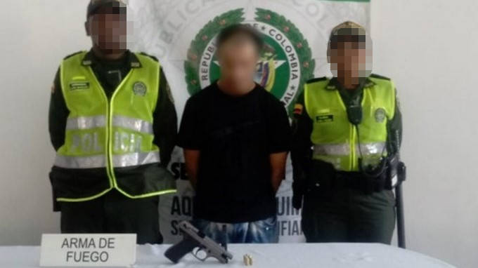 Con arma de fogueo intentó hurtar a un taxista en el pleno centro de Medellín 1 capturado parque san antonio