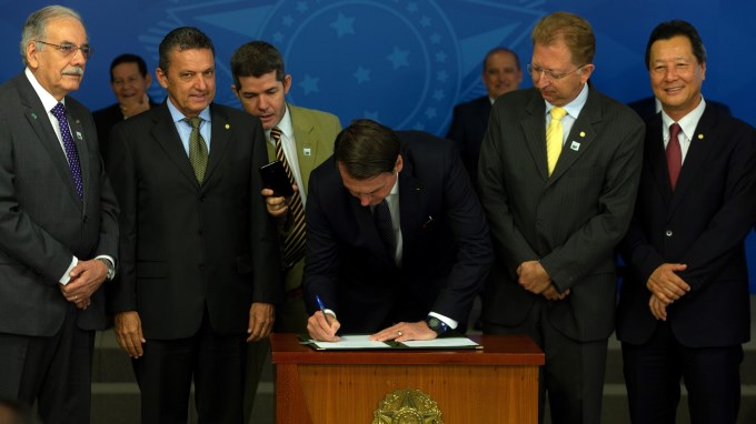 ¡Se acabó el “horario de verano” en Brasil! El presidente Bolsonaro “estampó” la firma en el decreto