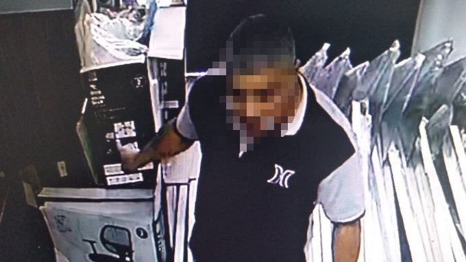 EN VIDEO: ¡Todo un experto! Dijo que iba a hacer un trabajo en la red de cámaras, para así entrar y robar en una oficina 3 ladron belen malubu