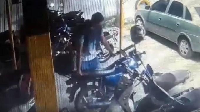 EN VIDEO: Todo disimulado se robó un casco de moto de un parqueadero 1 ladron moto
