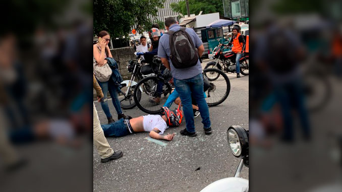 FOTOS Y VIDEO: Motociclista perdió la vida luego de colisionar contra un taxi en la avenida Las Vegas