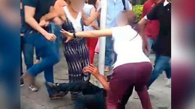 Una mujer defendió a un fletero en Los Colores y no dejó que lo lincharan 1 mujer salva ladron