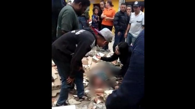 EN VIDEO: “De la nada” se cayó el muro de una casa y dejó gravemente heridos a dos jóvenes que pasaban por ahí