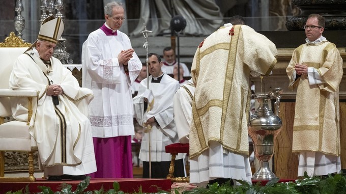 El papa insta a los sacerdotes a “ensuciarse” con las heridas y angustias de la gente