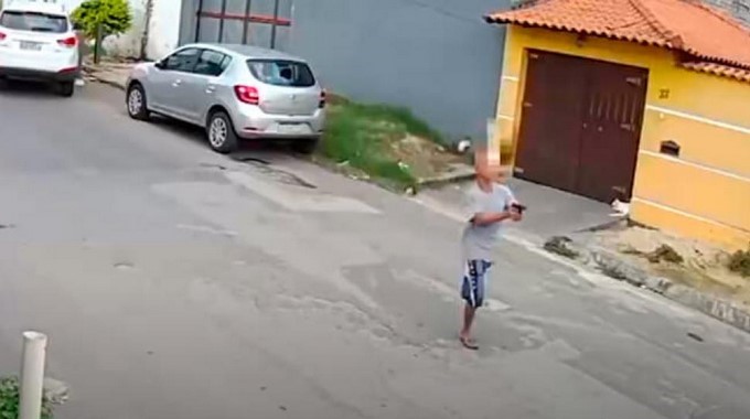 EN VIDEO: Solo tiene una pierna y se las ingenia, pero para robar