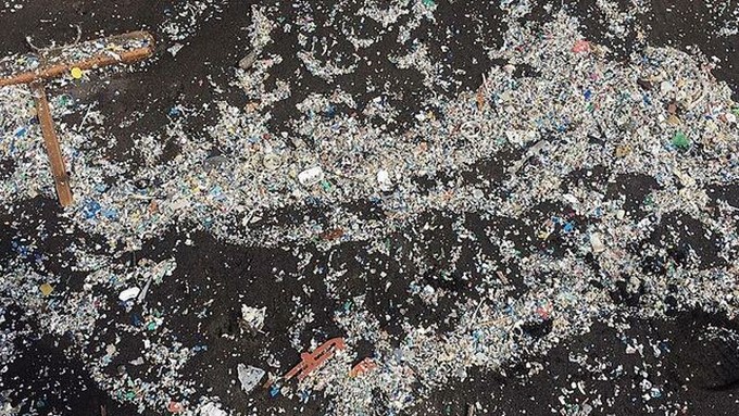 Vídeo. La playa española que quedó totalmente cubierta de plástico