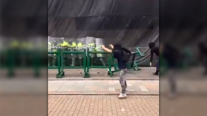 VIDEO: Sujetos encapuchados enfrentaron a piedra a la Policía, en medio del paro nacional en Bogotá